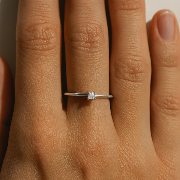 ANILLO SOLITARIO CUATRO GARRAS CON DIAMANTE TALLA PRINCESA 0.13 QUILATES ELIANA