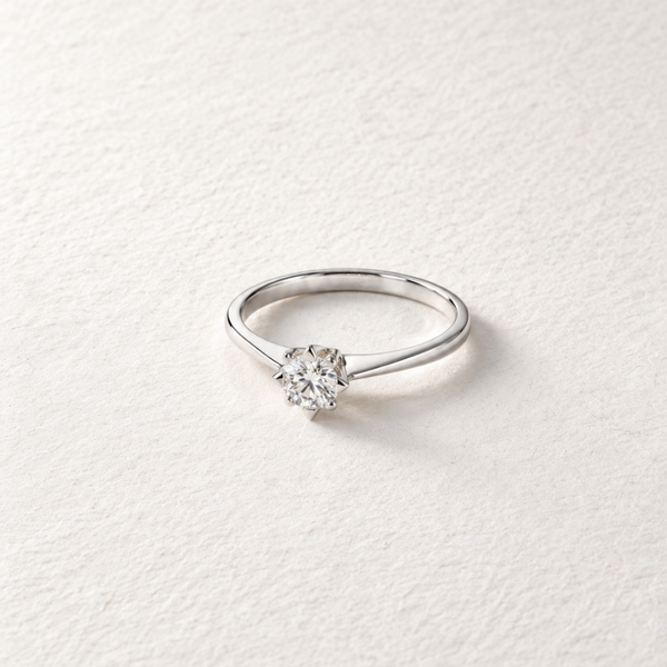 ANELLO SOLITÁRIO DE ZIRCÓNIA COM GARRAS GEOMÉTRICAS