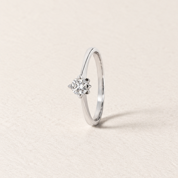 ANELLO SOLITÁRIO DE ZIRCÓNIA COM GARRAS GEOMÉTRICAS