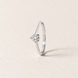 ANILLO SOLITARIO CIRCONITA CON GARRAS GEOMETRICAS