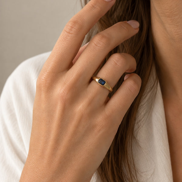 ANILLO SELLO CON ZAFIRO EN TALLA ESMERALDA