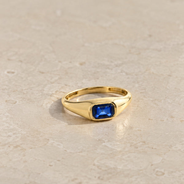 ANILLO SELLO CON ZAFIRO EN TALLA ESMERALDA