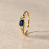 ANILLO SELLO GALLONES CON ZAFIRO EN TALLA ESMERALDA