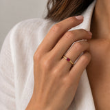 ANILLO SELLO GALLONES CON RUBI EN TALLA ESMERALDA