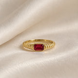ANILLO SELLO GALLONES CON RUBI EN TALLA ESMERALDA