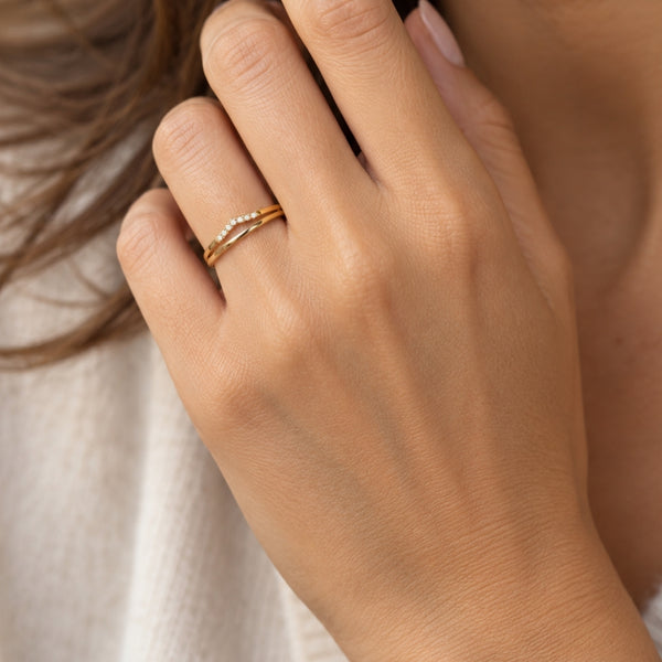 DOUBLE PEAK BAND RING WITH CUBIC ZIRCONIA