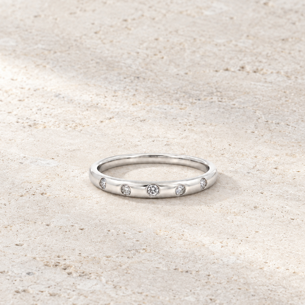 ANILLO ALIANZA CON DIAMANTES EMBUTIDOS