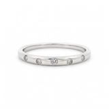 ANILLO ALIANZA CON DIAMANTES EMBUTIDOS