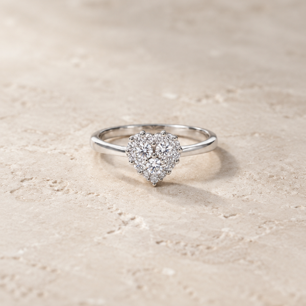 ANILLO DIAMANTES EN FORMA DE CORAZON