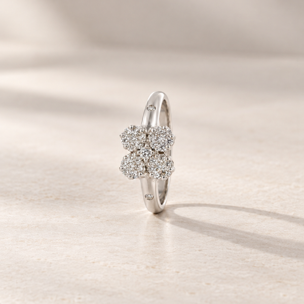 ANILLO TREBOL CON DIAMANTES BRILLANTES