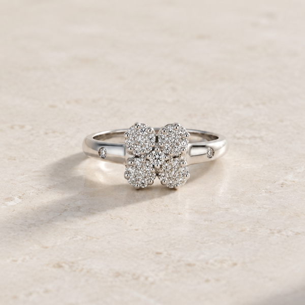 ANILLO TREBOL CON DIAMANTES BRILLANTES
