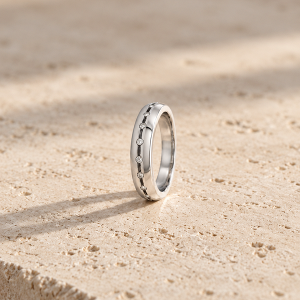 ANILLO ALIANZA CON DIAMANTES EN CHATON