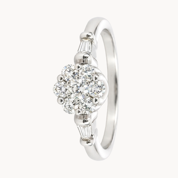 ANILLO ROSETON DE DIAMANTES CON TRAPECIO