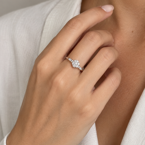 ANILLO ROSETON DE DIAMANTES CON TRAPECIO