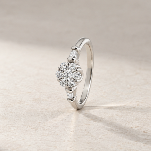 ANILLO ROSETON DE DIAMANTES CON TRAPECIO