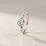 ANILLO ROSETON DE DIAMANTES CON TRAPECIO