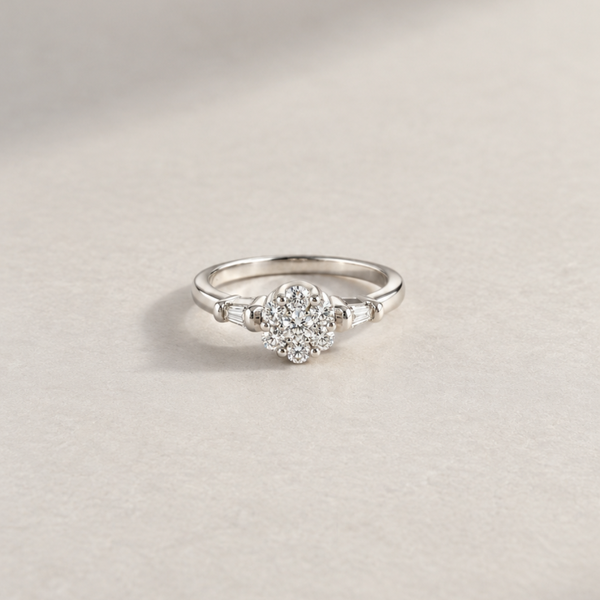 ANILLO ROSETON DE DIAMANTES CON TRAPECIO
