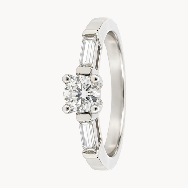 ANEL DE DIAMANTE CENTRAL E BAGUETTES