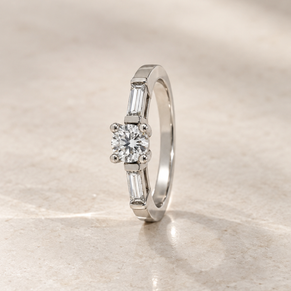 ANEL DE DIAMANTE CENTRAL E BAGUETTES