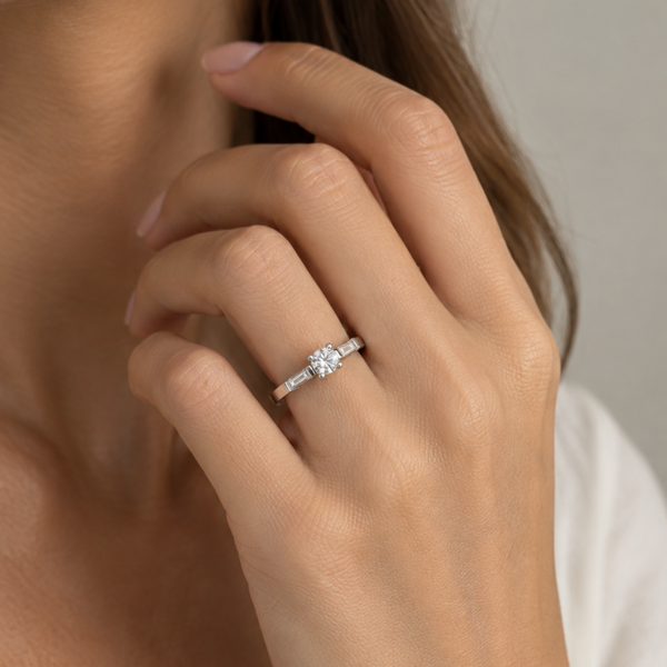 ANEL DE DIAMANTE CENTRAL E BAGUETTES