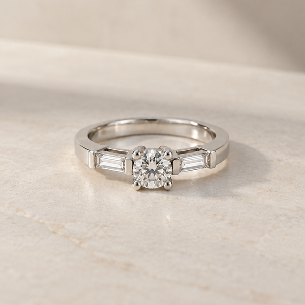 ANEL DE DIAMANTE CENTRAL E BAGUETTES