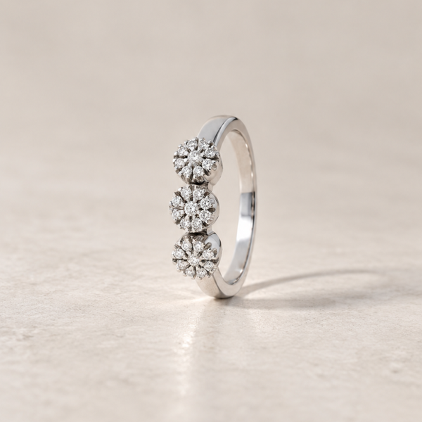 ANILLO TRES FLORES DE DIAMANTES NATURALES