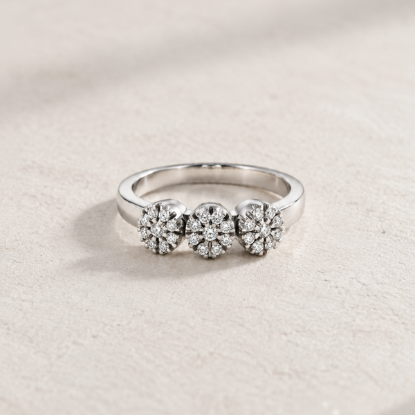 ANILLO TRES FLORES DE DIAMANTES NATURALES
