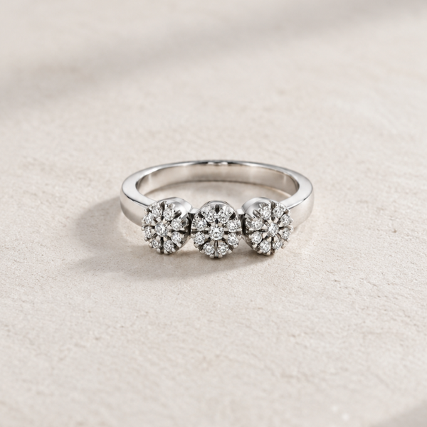 ANILLO TRES ROSETONES DIAMANTES EN GARRA ILUSION