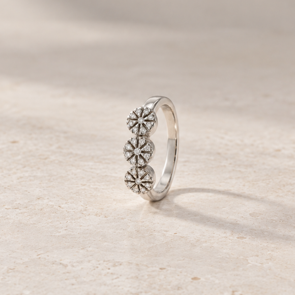ANILLO TRES ROSETONES DIAMANTES EN GARRA ILUSION