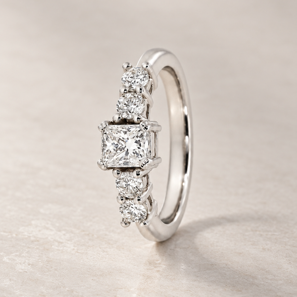 ANEL DE DIAMANTE RADIANT COM DIAMANTES LATERAIS