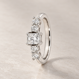 ANILLO DIAMANTE RADIANT CON BRILLANTES LATERALES