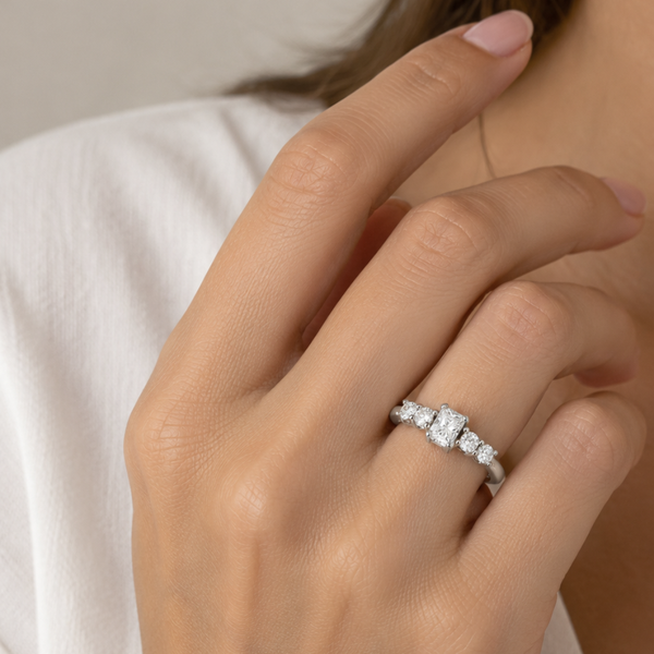 ANEL DE DIAMANTE RADIANT COM DIAMANTES LATERAIS