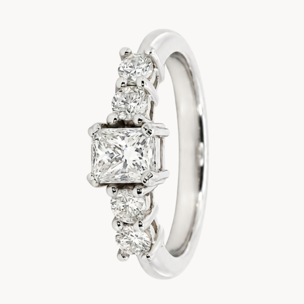 ANEL DE DIAMANTE RADIANT COM DIAMANTES LATERAIS