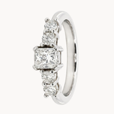 ANILLO DIAMANTE RADIANT CON BRILLANTES LATERALES
