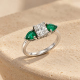 ANILLO ESMERALDA TALLA CUSHION CON DIAMANTES