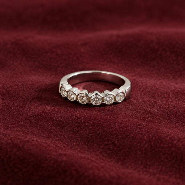 ANILLO MEDIA ALIANZA CON DIAMANTES EN CHATON