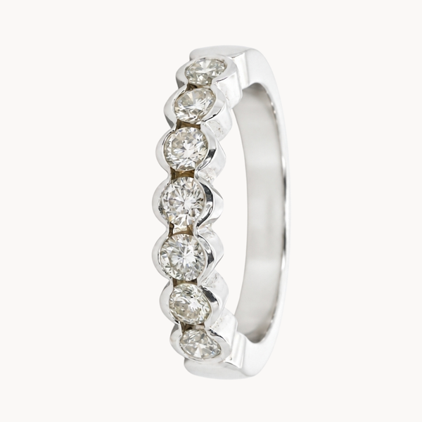 ANILLO MEDIA ALIANZA CON DIAMANTES EN CHATON