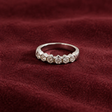 ANILLO MEDIA ALIANZA CON DIAMANTES EN CHATON