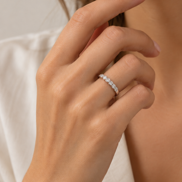 ANILLO MEDIA ALIANZA CON DIAMANTES EN CHATON