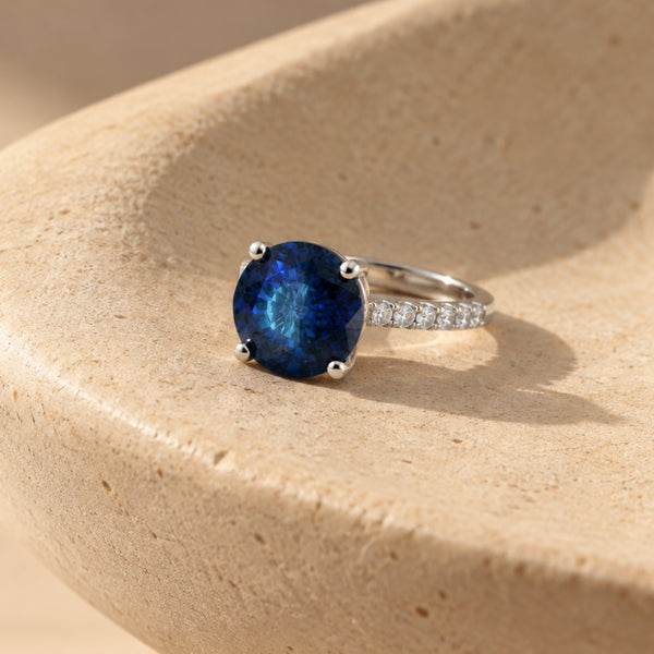 ANILLO ZAFIRO XL CON DIAMANTES A LOS LADOS