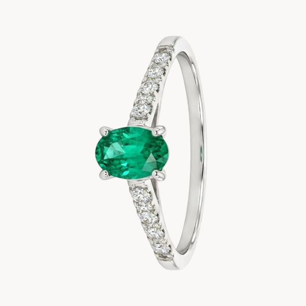 EMERALD RING WITH DIAMOND SHOULDERS