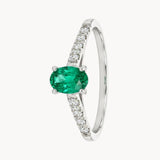 ANILLO ESMERALDA CON HOMBRO DE DIAMANTES