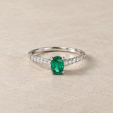 ANILLO ESMERALDA CON HOMBRO DE DIAMANTES