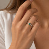ANILLO ESMERALDA CON HOMBRO DE DIAMANTES