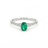 ANILLO ESMERALDA CON HOMBRO DE DIAMANTES