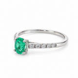 ANILLO ESMERALDA CON HOMBRO DE DIAMANTES