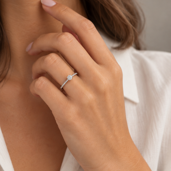 SOLITAIRE DIAMOND RING WITH PAVÉ BAND
