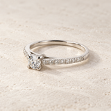 Anel solitário de diamante com aro de diamantes