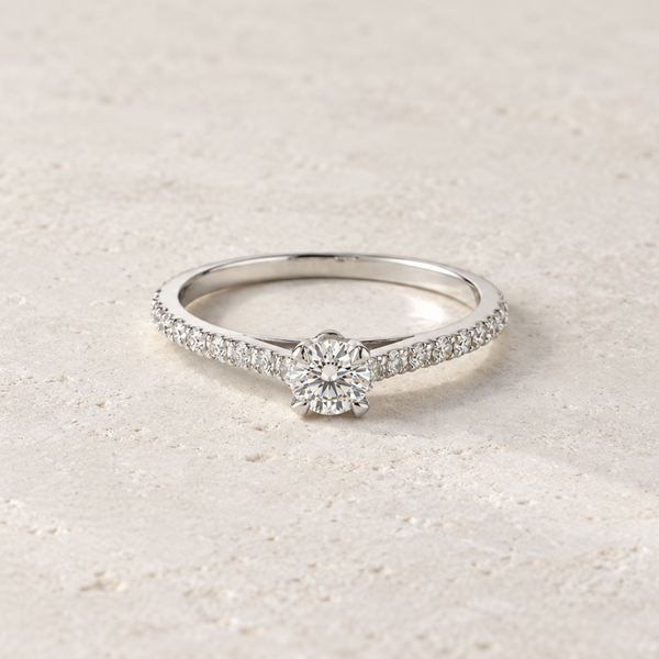 SOLITAIRE DIAMOND RING WITH PAVÉ BAND