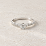 Anel solitário de diamante com aro de diamantes